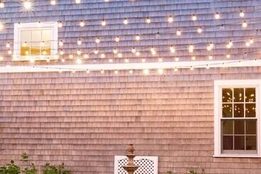 Vineyard Square Hotel & Suites
