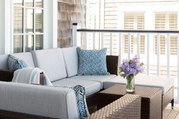 Vineyard Square Hotel & Suites