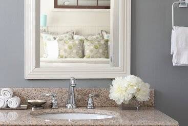 Vineyard Square Hotel & Suites