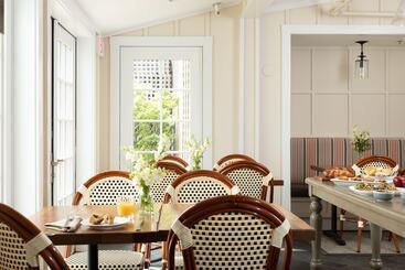Vineyard Square Hotel & Suites