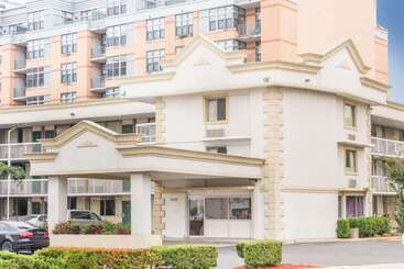 هتل Days Inn By Wyndham Arlington Pentagon