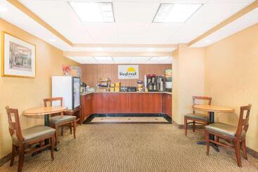 هتل Days Inn By Wyndham Arlington Pentagon