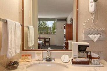 هتل Days Inn By Wyndham Arlington Pentagon