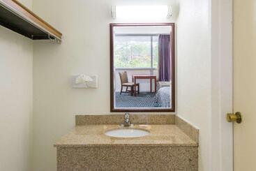 هتل Days Inn By Wyndham Arlington Pentagon
