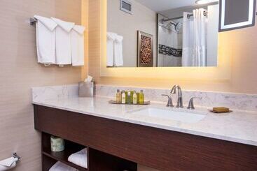 هتل Doubletree By Hilton Neenah