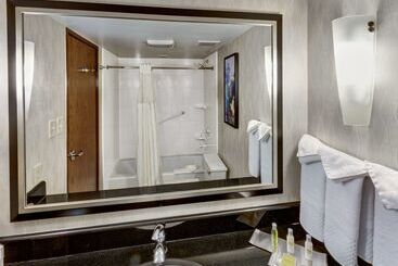 Doubletree By Hilton Hotel Wichita Airport