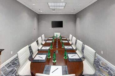Doubletree By Hilton Hotel Wichita Airport