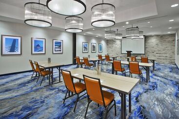 هتل Fairfield Inn & Suites By Marriott Milwaukee Downtown