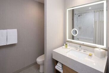 هتل Hilton Houston North