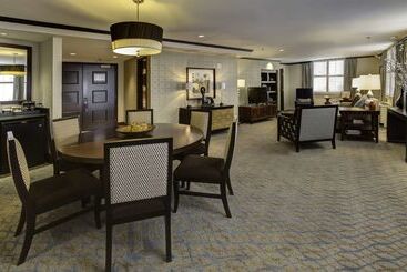 هتل Hilton Orrington / Evanston