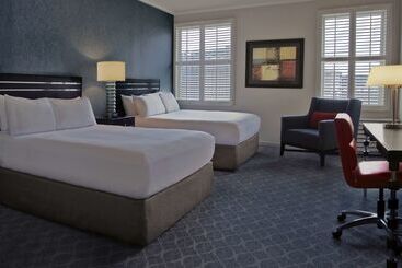 هتل Hilton Orrington / Evanston