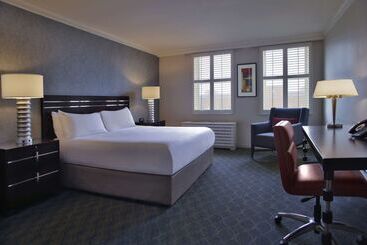 هتل Hilton Orrington / Evanston