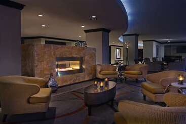 هتل Hilton Orrington / Evanston