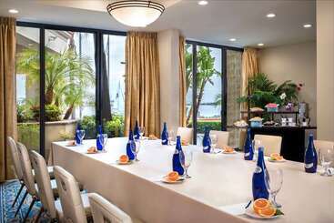 هتل Hilton San Diego Airport/harbor Island