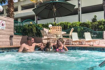 هتل Kings Inn Anaheim At The Park & Convention Center