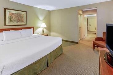 هتل La Quinta By Wyndham Appleton College Avenue