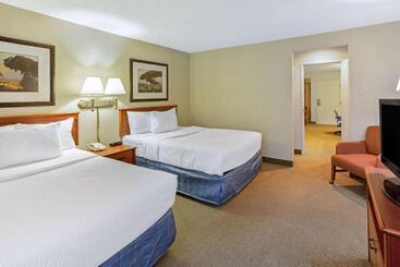 هتل La Quinta By Wyndham Appleton College Avenue