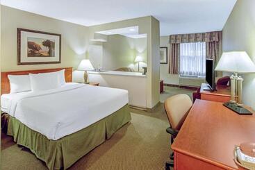 هتل La Quinta By Wyndham Appleton College Avenue