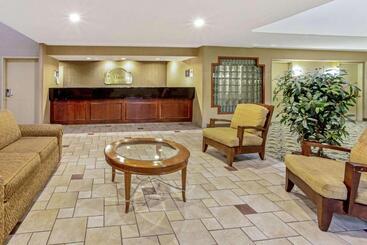 هتل La Quinta By Wyndham Appleton College Avenue