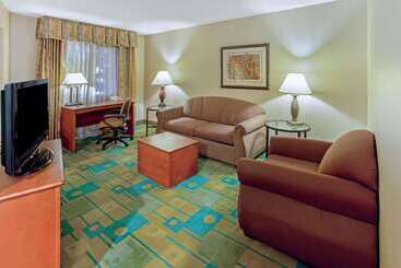 هتل La Quinta By Wyndham Appleton College Avenue