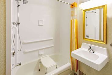 هتل La Quinta By Wyndham Appleton College Avenue