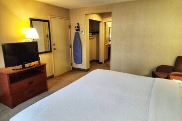 هتل La Quinta By Wyndham Appleton College Avenue