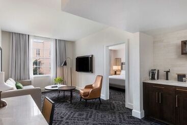 هتل Mills House Charleston, Curio Collection By Hilton