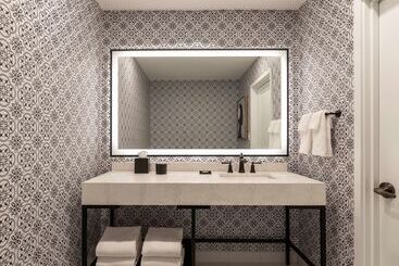هتل Mills House Charleston, Curio Collection By Hilton