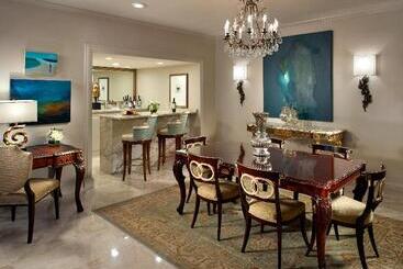 Отель Omni Royal Orleans