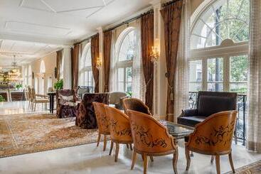 Отель Omni Royal Orleans