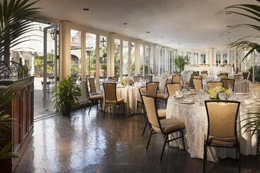 Отель Omni Royal Orleans