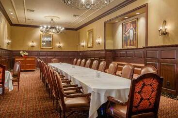 Отель Omni Royal Orleans
