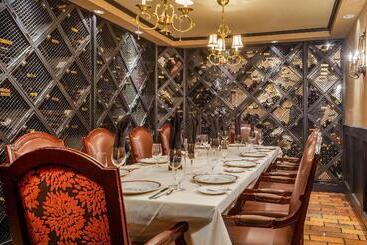 Отель Omni Royal Orleans