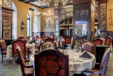 Отель Omni Royal Orleans