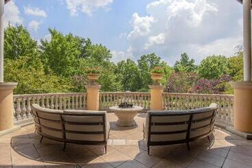 בית מלון כפרי Omni Shoreham