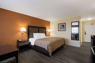 هتل Quality Inn & Suites Medford Airport