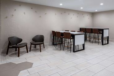هتل Ramada By Wyndham Modesto Yosemite Area