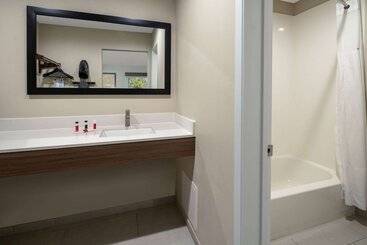 هتل Ramada By Wyndham Modesto Yosemite Area