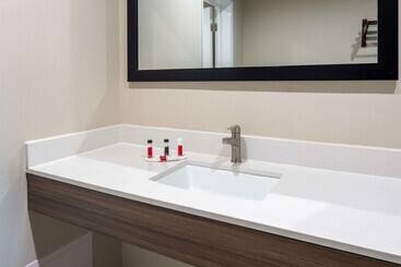 هتل Ramada By Wyndham Modesto Yosemite Area