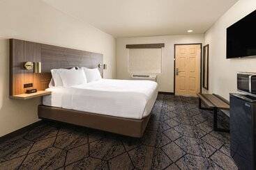 هتل Ramada By Wyndham Modesto Yosemite Area