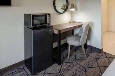هتل Ramada By Wyndham Modesto Yosemite Area