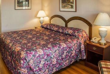 هتل Rodeway Inn & Suites
