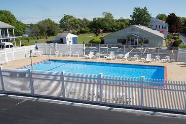 هتل The Tidewater Inn Cape Cod