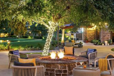 هتل The Woodlands Resort, Curio Collection By Hilton