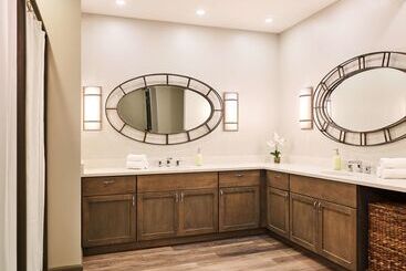 هتل Top Of The Village   Coraltree Residence Collection