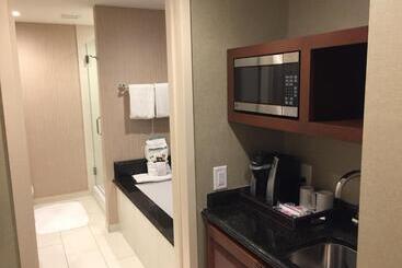 هتل Town & Country Inn And Suites