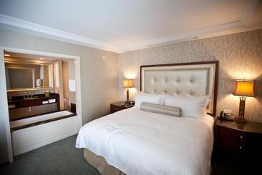 هتل Town & Country Inn And Suites