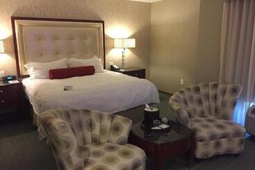 هتل Town & Country Inn And Suites
