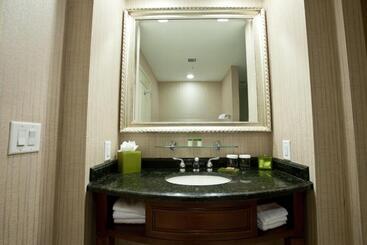 هتل Town & Country Inn And Suites