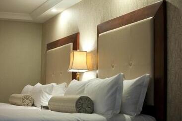 هتل Town & Country Inn And Suites